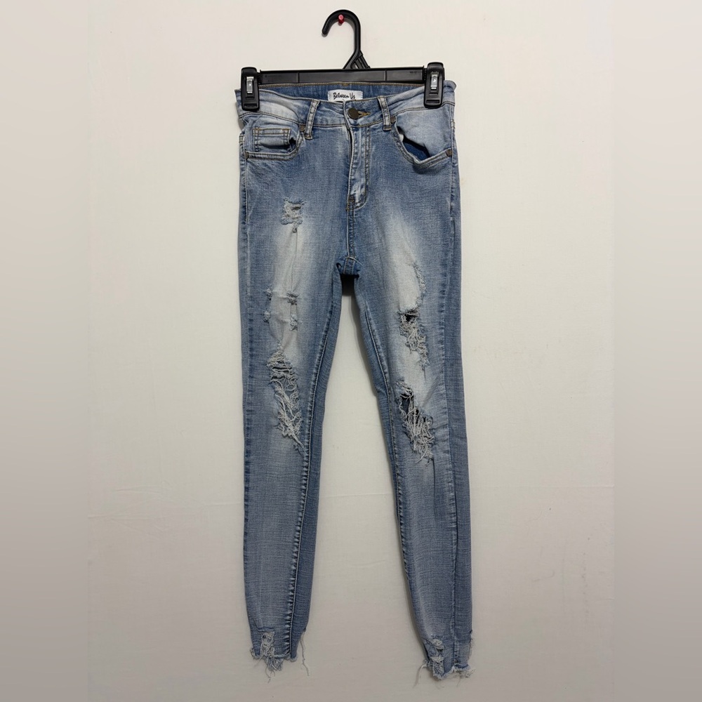 Between Us Women’s Size 3 Distressed Skinny Jeans Light Wash(A325)✨